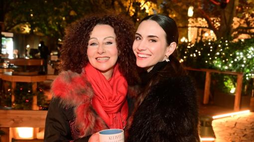 KLEINOD WINTERGARTEN: Kimberly Budinsky und Christina Lugner trinken den ersten Punsch © Christian Jobst