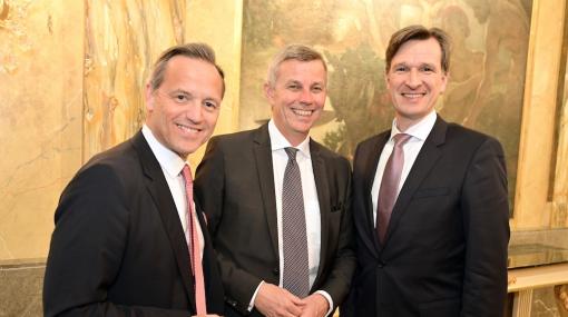 New Year's Cocktail der AmCham Austria im Hotel Imperial: Robin Rumler (Pfizer), Martin Winkler (Oracle) und Martin Brodey (DORDA Rechtsanwälte) © Christian Jobst