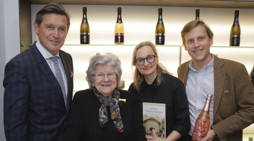 Buchpräsentation Wiener Traditionsunternehmen: Stadtrat Peter Hanke, Hanni Vanicek (Schwäbische Jungfrau), Freya Martin (Autorin), Johannes Kattus (KATTUS) © Roland Rudolph