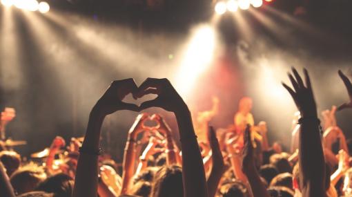 Concert with Love © unsplash.com/Anthony Delanoix