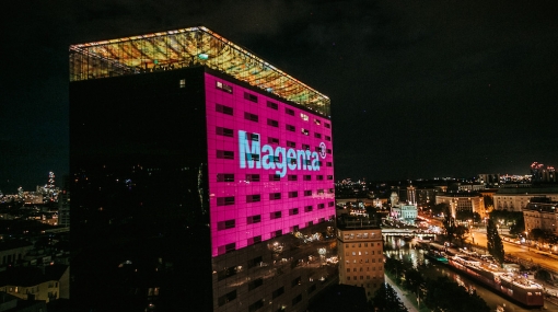 DocLX inszeniert neue Magenta-Kampagne auf der Fassade des SO/ Vienna als exklusiver Vermarktungspartner © Philipp Lipiarski