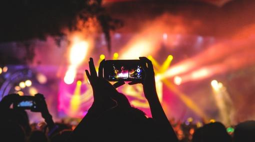 Smartphone bei einem Konzert © unsplash.com/Noiseporn