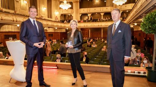 Programmpräsentation des Musikverein Graz im Sofiensaal: Michael Nemeth (Generalsekretär, Musikverein Graz), Evelyn Bauer (Steiermärkische Sparkasse), Franz Harnoncourt-Unverzagt (Präsident, Musikverein Graz) © leisure communications/APA-Fotoservice/Fiedler