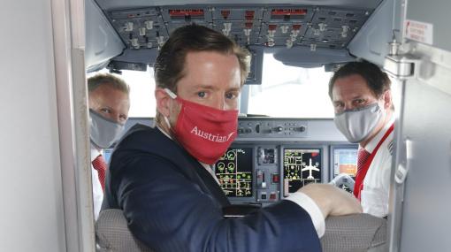Austrian Airlines CEO Alexis von Hoensbroech im Flightdeck eines Embraer-Jets © Austrian Airlines