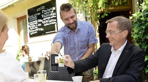 Lukas Maier, Inhaber der Gastwirtschaft „Zum Schwammerl“, und Sodexo-Geschäftsführer Andreas Sticha © Christian Jobst