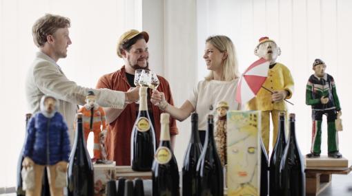 Johannes und Sophie Kattus stoßen mit Leo Mayr auf das »KATTUS Kunststück - Die Große Reserve« an © KATTUS
