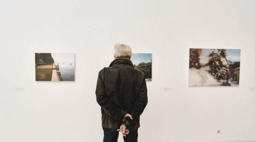 Besucher in der Ausstellung "Gerhard Richter: Landschaft" © Bank Austria Kunstforum Wien/Mercan Sümbültepe