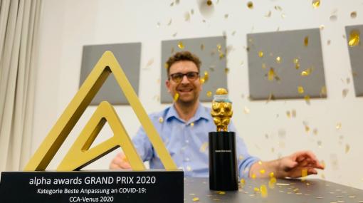 Creativ-Club-Austria-Geschäftsführer Reinhard Schwarzinger freut sich über die Auszeichnung mit dem Alpha Award Grand Prix © Gerald Schwarzinger
