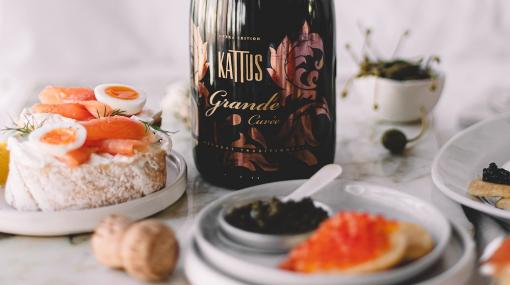 Mit Kattus-Sekt und Kaviar von Schenkel im Ballsaal zuhause © Butter & Salt Photography