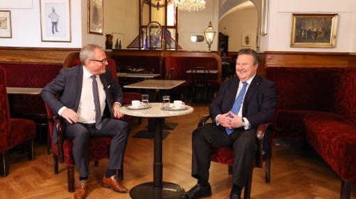 Paul Tesarek (WIENER BEZIRKSBLATT-TV) und Michael Ludwig (Bürgermeister der Stadt Wien) im Café Frauenhuber von WKO-Funktionär Wolfgang Binder © Katharina Schiffl