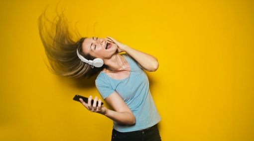 Girl with Headphones © unsplash.com/Bruce Mars