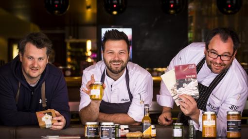 Roland Huber, Philipp Essl und Uwe Machreich kochen bei "Stadt.Land.Fluss" im "Joma" am Hohen Markt auf © Matthias Heschl