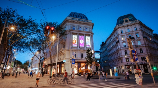 Neue Werbefläche von DocLX auf der Mariahilfer Straße vereint statische Plakatwerbung und animierte Videoprod © Mila Zytka