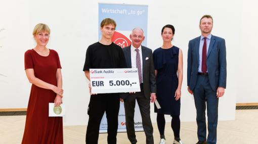 Bank Austria Kunstpreis Kärnten 2021: Daniel Leiter überzeugt Jury mit seiner Arbeit zum Thema „AUF*BÄUMEN“. Zweiter Platz geht an Rosa Andraschek Lobnig © Ferdinand Neumüller