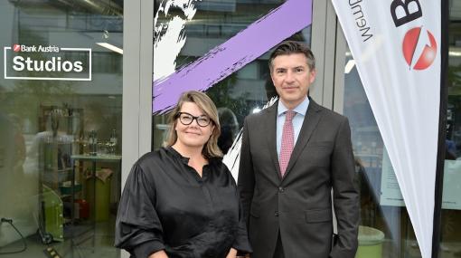 Lilli Hollein (Museum für angewandte Kunst) und Robert Zadrazil (UniCredit Bank Austria) präsentieren die neuen Bank Austria Studios in der Seestadt Aspern © Christian Jobst