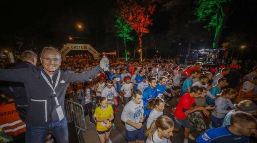 Veranstalter Hannes Menitz gibt den Startschuss zum 15. erste bank vienna night run © Stephan Schütze