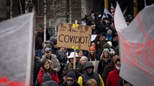 Covid-Demonstration © unsplash.com/Kajetan Sumila