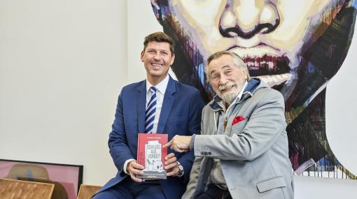 Florian Keusch und Peter Rapp präsentieren das neue Buch „Schluss. Aus. Vorbei? Geschichten, die der Tod schrieb.“ © Stefan Joham
