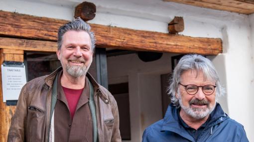 Lukas M. Hüller und Mario Müller vor der Cselley Mühle © Birgit Machtinger