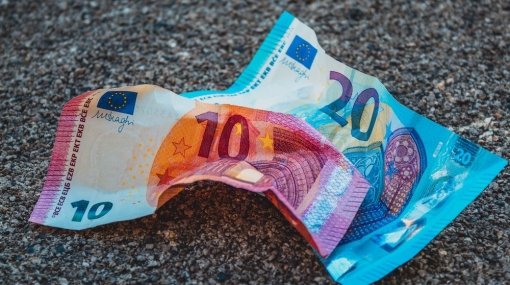 Dirty Money Euro © unsplash.com/Imelda