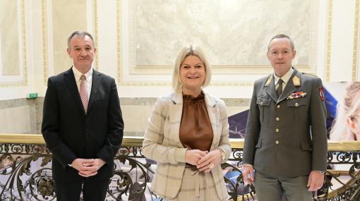 Peter Koren (IV), Bundesministerin Klaudia Tanner (BLMV) und Generalmajor Rudolf Striedinger (BMLV) beim Blackout-Gipfel der Industriellenvereinigung © Christian Jobst