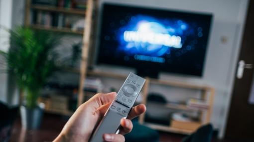Smart TV with Remote Control and Universal Logo on the Screen © unsplash.com/Jonas Leupe