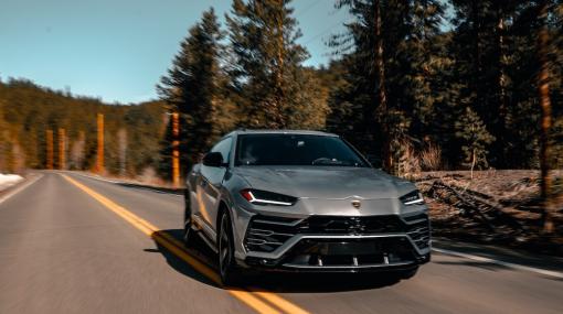 Car in Forest © unsplash.com(Colin Lloyd