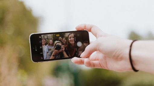 Happy Students with Smartphone © unsplash.com/Priscilla du Preez