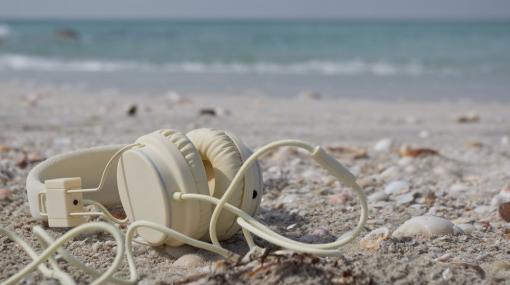 Headphones on the Beach © unsplash.com/Ilyuza Mingazova