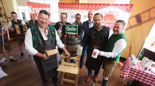 Bieranstich für die Premiere der Kaiser Wiesn im Wiener Prater mit Wiesn Schurli © Bubu Dujmic