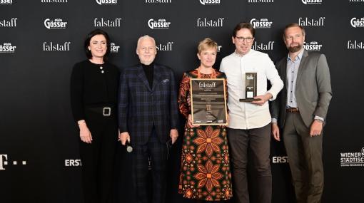 Falstaff Restaurant Guide 2022: Tourismusministerin Elisabeth Köstinger, Herausgeber Wolfgang Rosam, Birgit und Heinz Reitbauer (Steirereck) und Bernhard Mitteröcker (Brau Union) © Christian Jobst