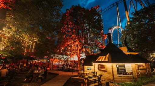 Feuerdorf im Wiener Prater bei Nacht © Philipp Lipiarski