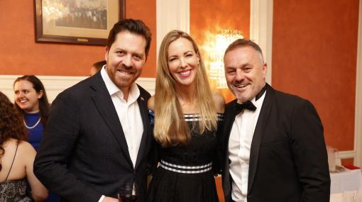 Reception zum Viennese Opera Ball in New York 2022: Daniel Serafin, Silcia Frieser und Klaus Panholzer (Schloss Schönbrunn) © Stefan Joham