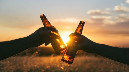 Beer in the Sunset © unsplash.com/Wil Stewart