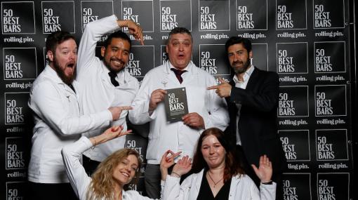 Rolling Pin zeichnet Heinz Kaiser und sein Team der »Dino's Apothecary Bar« als beste Bar Österreichsw (2022) aus © Rolling Pin