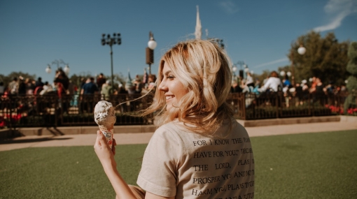 Girl with Ice Cream © unsplash.com/Omar Lopez