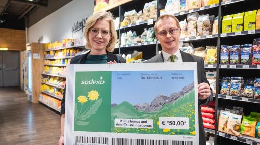 Klimaschutzbonus: Klimaschutzministerin Leonore Gewessler und Andreas Sticha (Sodexo Benefits and Rewards) © Klimaschutzministerium/Cajetan Perwein