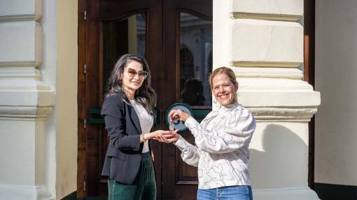 Maha Danesh und Jennifer Salchenegger vor dem Bettelstudent © Nikolaus Mautner Markhof