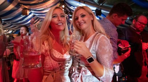 Mädels im Dirndl auf der Kaiser Wiesn im Wiener Prater © Kaiser Wiesn im Wiener Prater