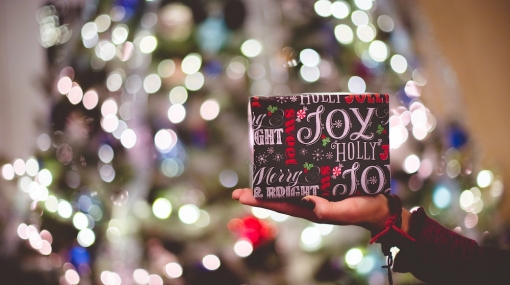 Christmas Gift © unsplash.com/Ben White