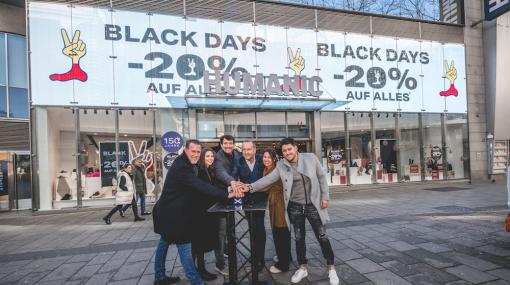 LED-Wall bei Humanic auf der Mariahilfer Straße: Michael Müllner-Baatz (Number One), Julia Krailer und Tobias Pusch (Infinity Media), Bruno Schmidt (Humanic), Monika Batinic und Nico Schluga (Infinity Media) © Dropit Productions