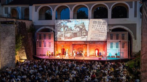 Musikfestival Steyr: Bistro-Bestuhlung bei »Der Mann von La Mancha« © Peter Mayr