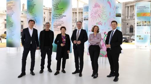 Präsentation des mobilen Pavillons der STEIERMARK SCHAU 2023 am Wiener Heldenplatz, Alexander Kada (Idee und Konzept mobiler Pavillon), Gerhard Mitterberger (Architekt mobiler Pavillon), Landesrätin Ursula Lackner, Landeshauptmann Christopher Drexler, Ast © J.J. Kucek