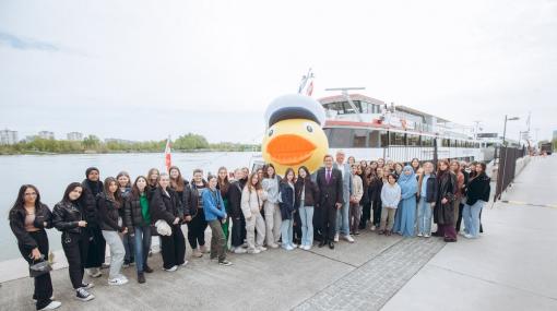 Wirtschaftsstadtrat Peter Hanke und DDSG Blue Danube Geschäftsführer Wolfgang Fischer beim Wiener Töchtertag an Bord der MS Admiral Tegetthoff © Mila Zytka