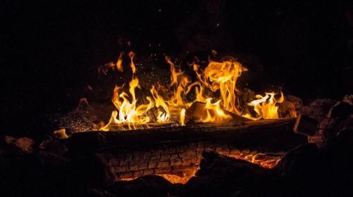 Fireside Chat © unsplash.com/Elijah Hiett