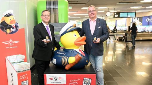 Admiral Duck der DDSG Blue Danube begrüßt Passagiere am Vienna International Airport: Günther Ofner (Flughafen Wien) und Wolfgang Fischer (DDSG Blue Danube) © Christian Jobst