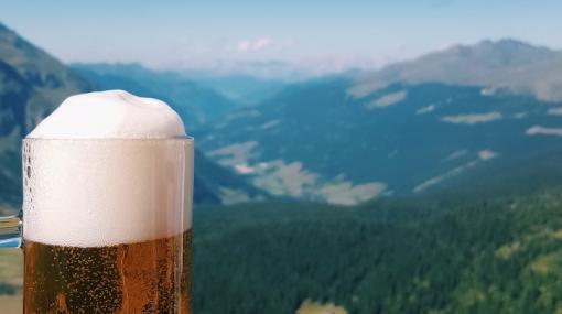 Bier vor den Bergen © unsplash.com/Reiseuhu