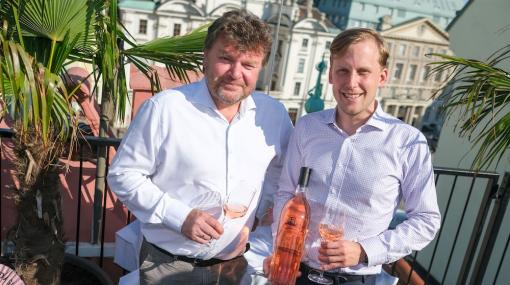 Albert Gesellmann und Johannes Kattus präsentieren den Jahrgang 2022 von »Hanni's Rosé« im Private Members Club AM HOF 8 © Philipp Hutter