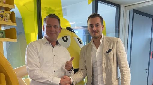 Ingo Heuer (Selecta Group) und Paul Steenbrugge (MARS) besiegeln den Deal © Selecta Group