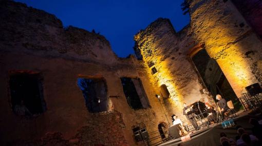 Klangraum Festival auf der Burgruine Dobra © Schewig Fotodesign